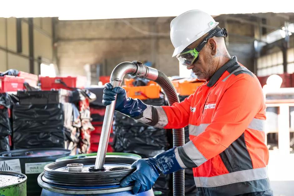 Opérateur manipulant des huiles en sécurité